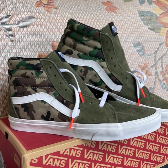 Vans Men’s Sk8-Hi
Camo Olive/White
VN0005U933
Sneakers - Picture 6 of 16